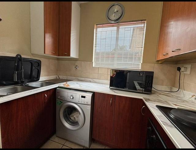 2 BEDROOM TOWNHOUSE FOR SALE IN STRUBENSVALLEI